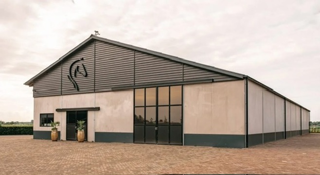 Voorzijde van De Capreton met beeldmerk boven de entree