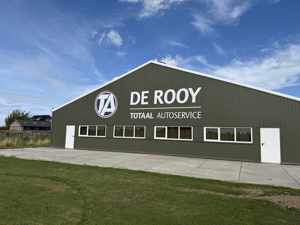 Detail van De Rooy gevelletters en TA beeldmerk