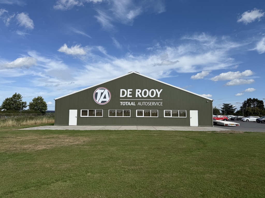 Grote witte gevelletters van De Rooy Totaal Autoservice