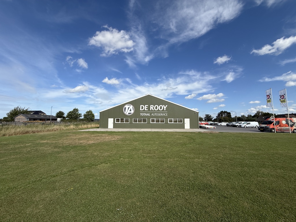 De Rooy gevelreclame gezien vanaf de rand van het terrein