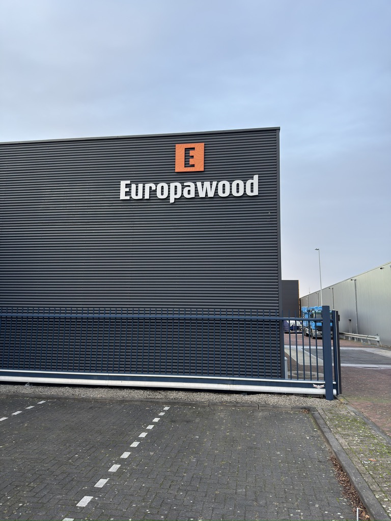 Gefreesde gevelletters en oranje beeldmerk van Europawood