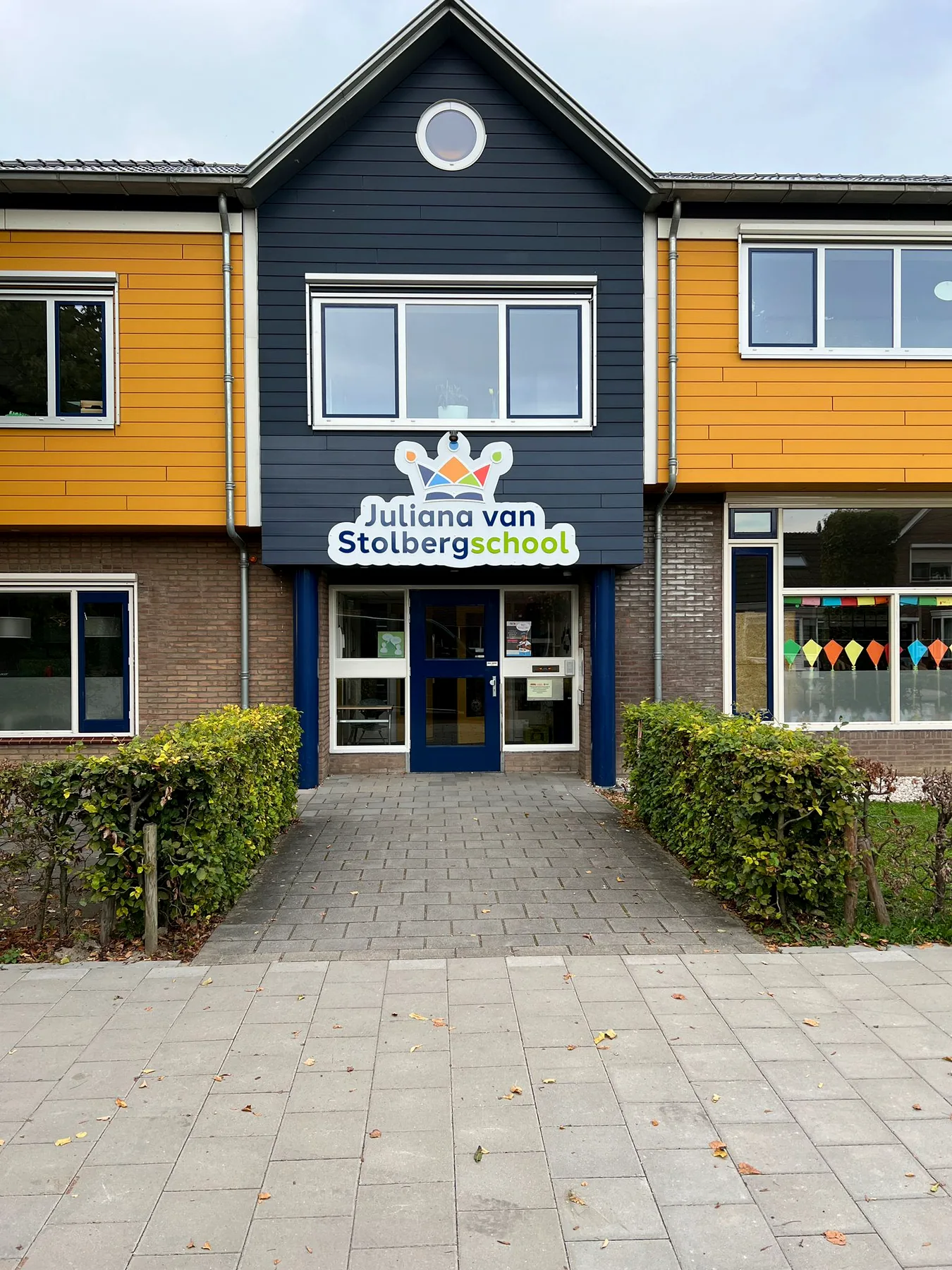 Kleurrijk gevellogo bij de entree van de Juliana van Stolbergschool