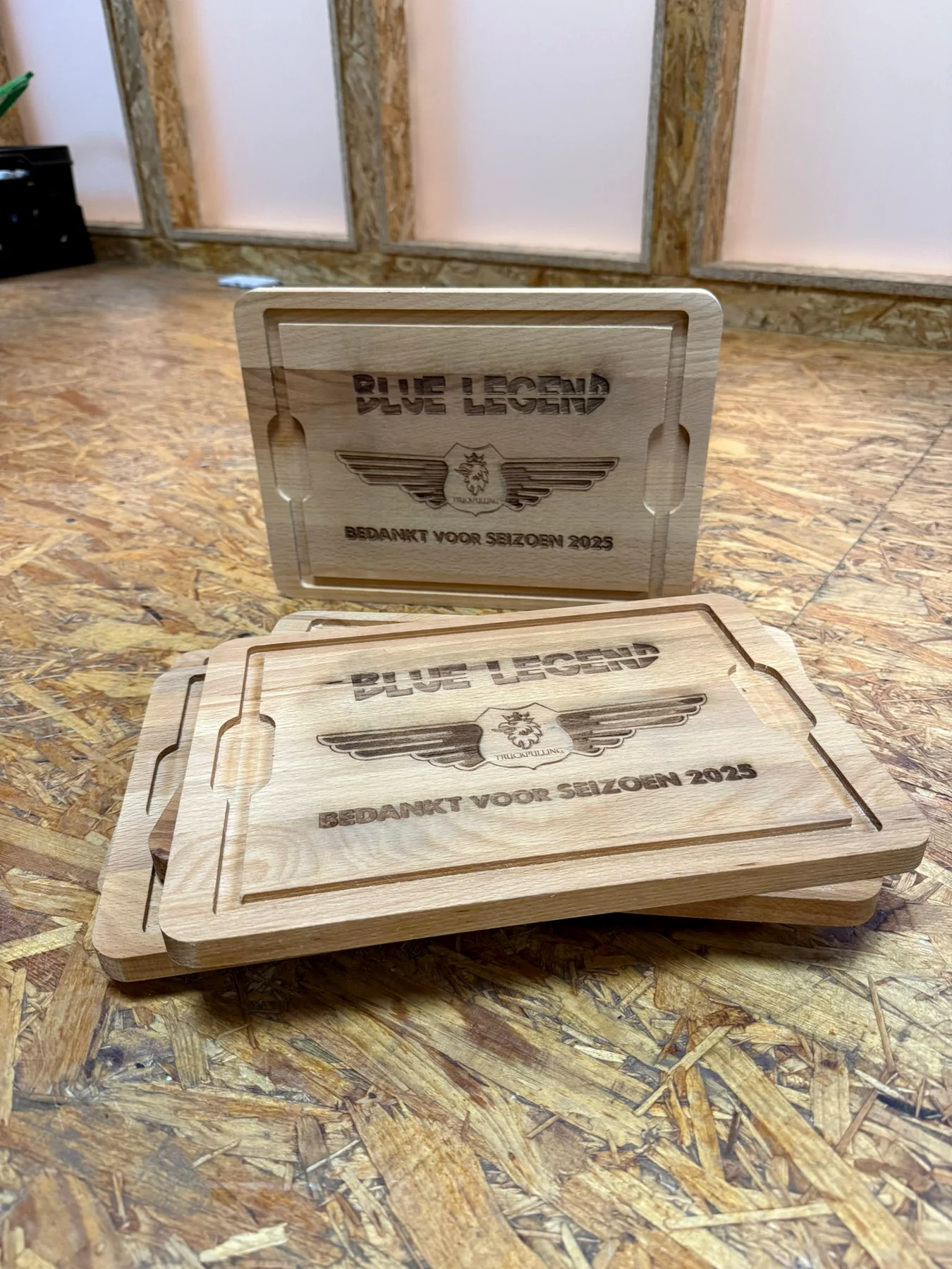 Meerdere gegraveerde Blue Legend-bedankplanken in de werkplaats