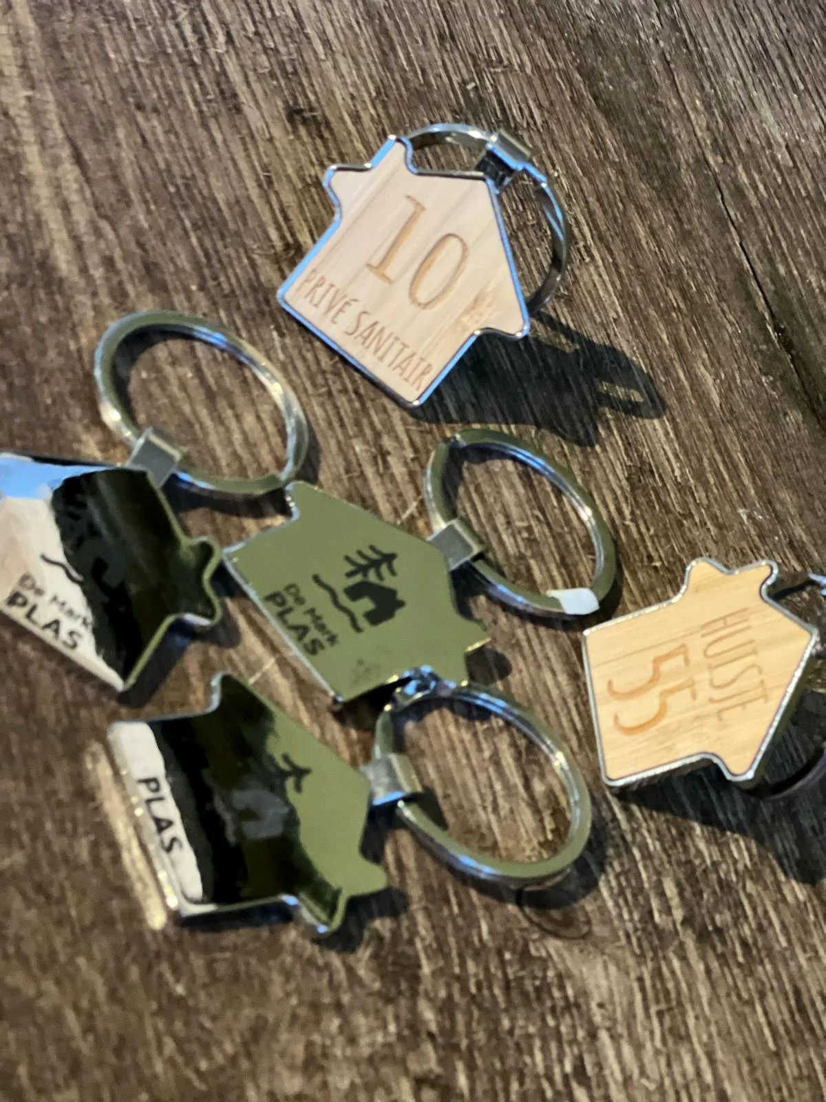 Mix van huisvormige sleutelhangers met logo en huisnummers