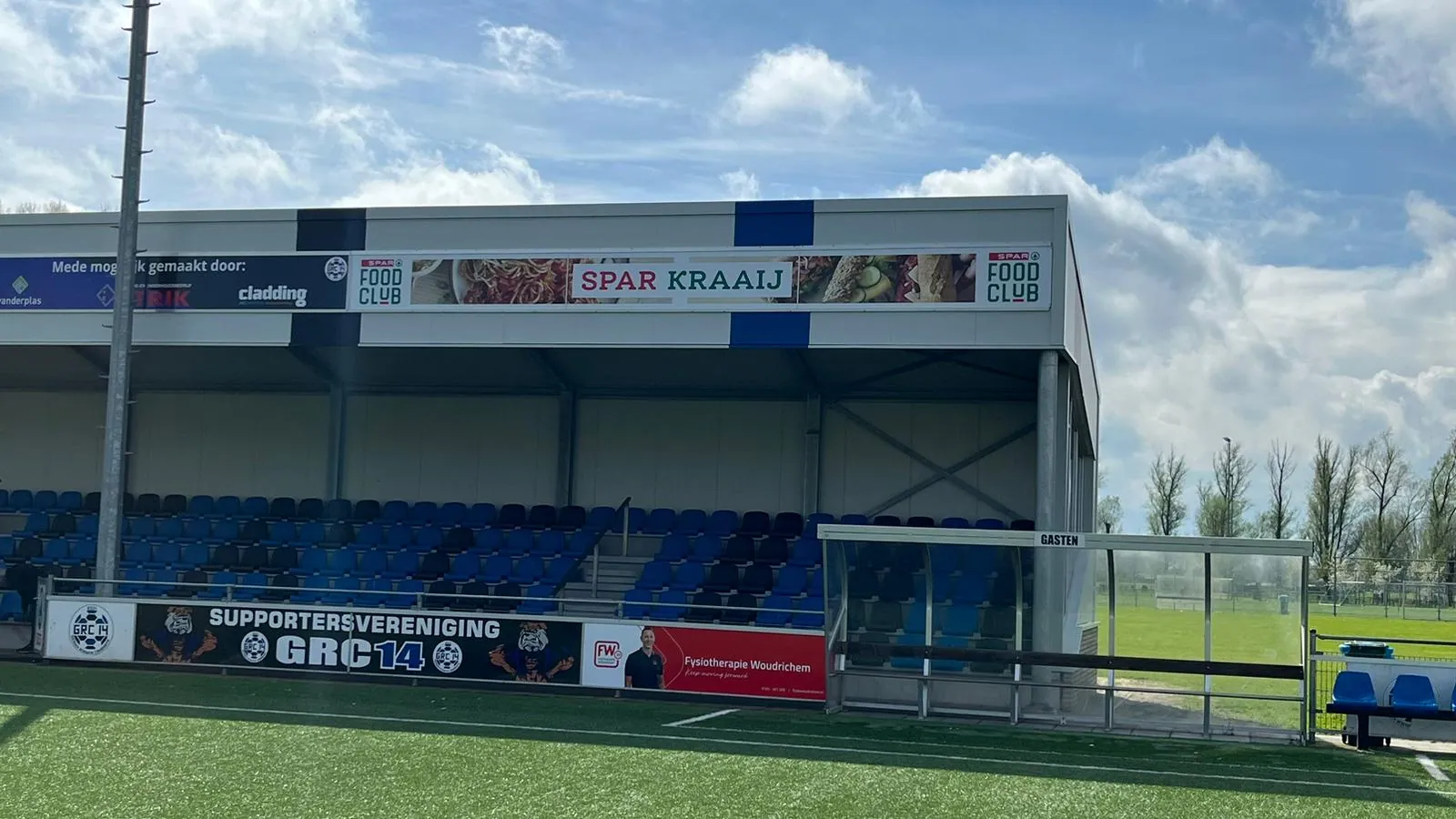 De reclameborden langs het voetbalveld.