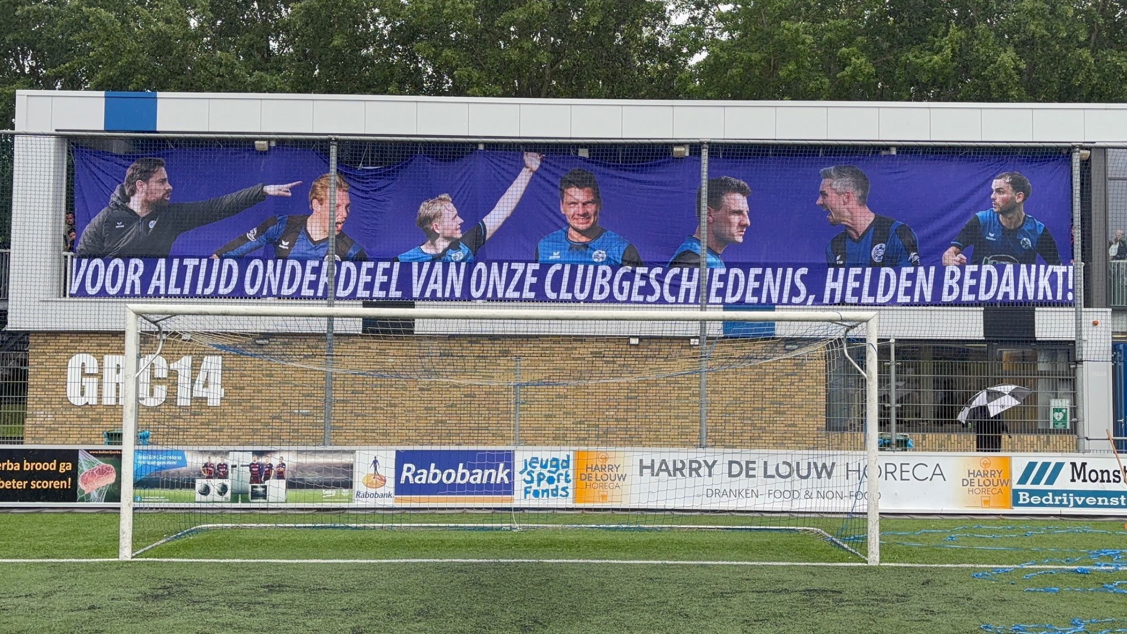 Grootformaat meshdoek als voorbeeld van materiaalkeuze op toepassing en gebruiksduur