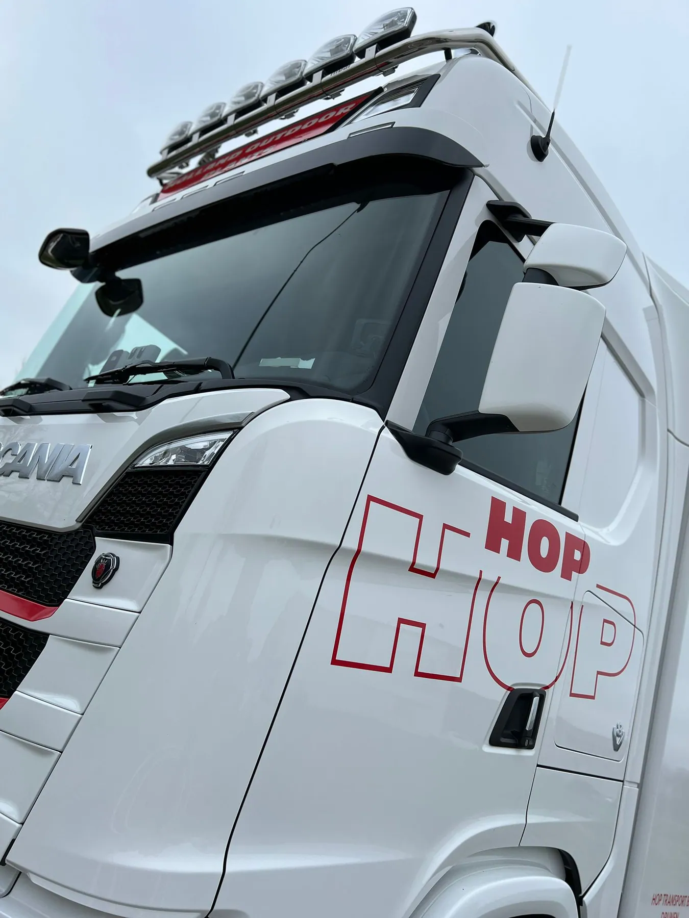 Truck en trailer als één rijdende combinatie, de trailer als groot merkvlak.