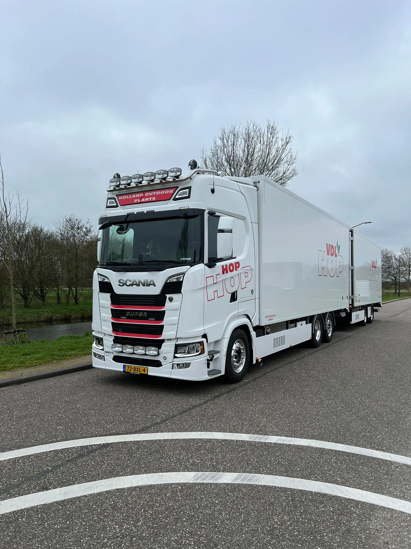 Truck en trailer als één rijdende combinatie, detail van de voertuigbelettering.
