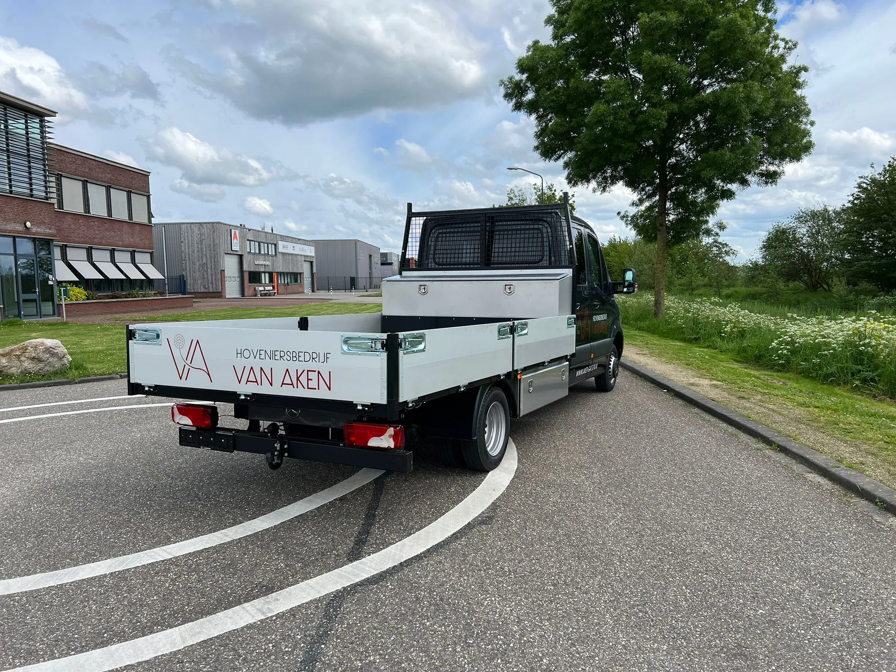Frisse voertuigbelettering voor buitenwerk, de zijbelettering met merk en diensten.