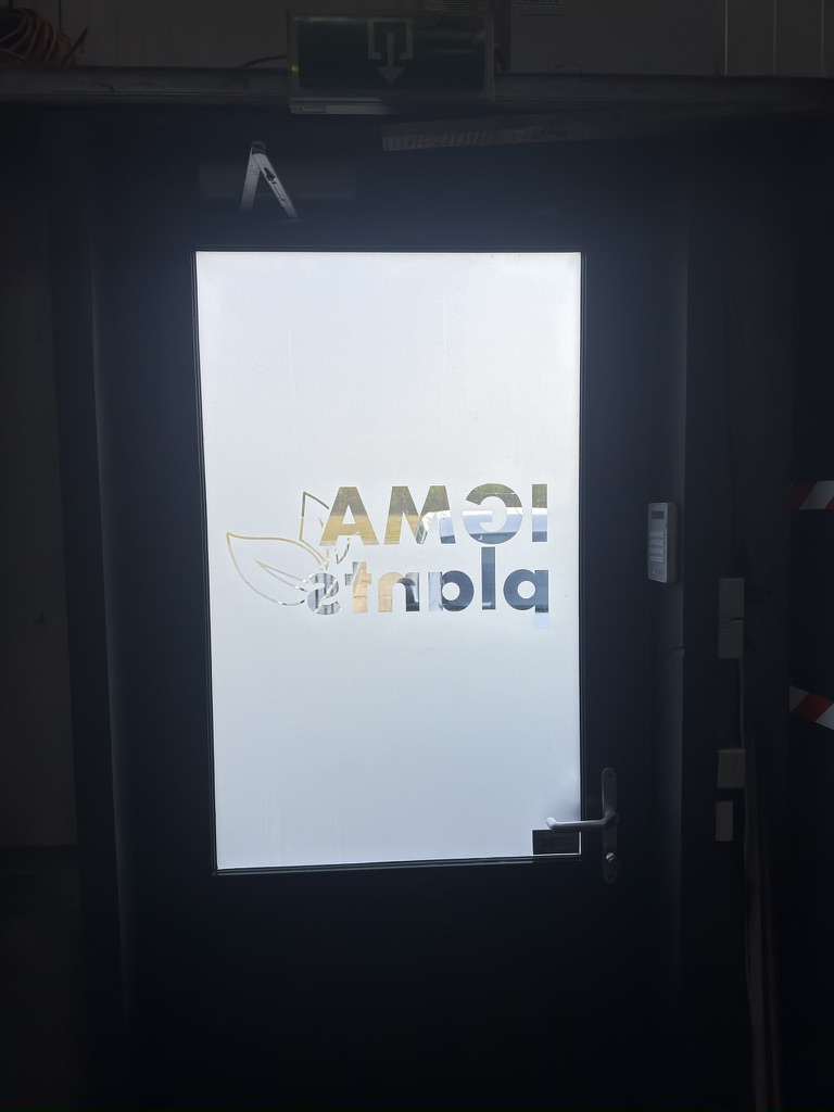 Binnendeur van IGMA Plants met volledige dusted folie en uitgesneden logo
