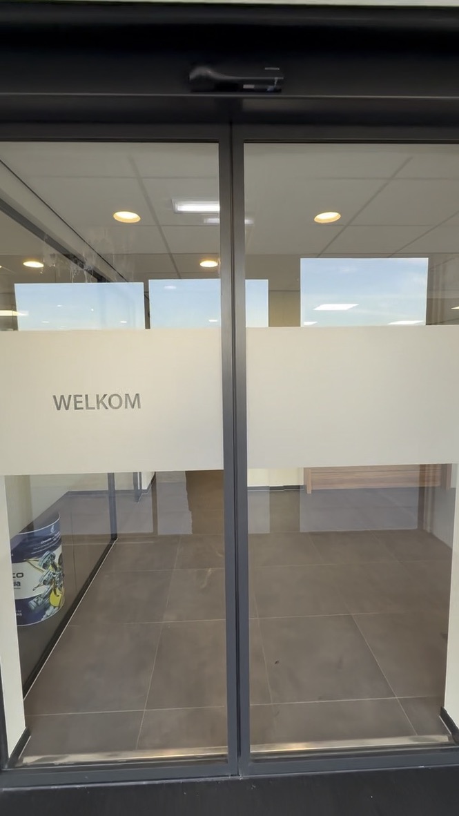 Glazen entree met brede dusted band en de tekst Welkom