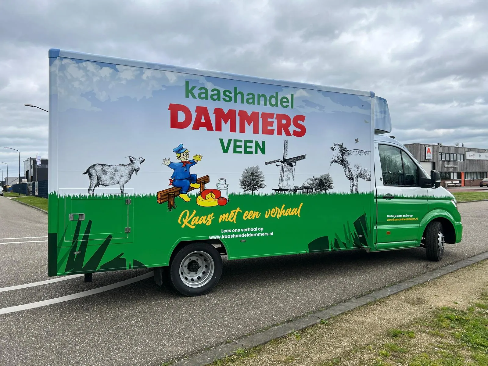 Een smakelijke full wrap voor Kaashandel Dammers, de productpresentatie op de zijkant.