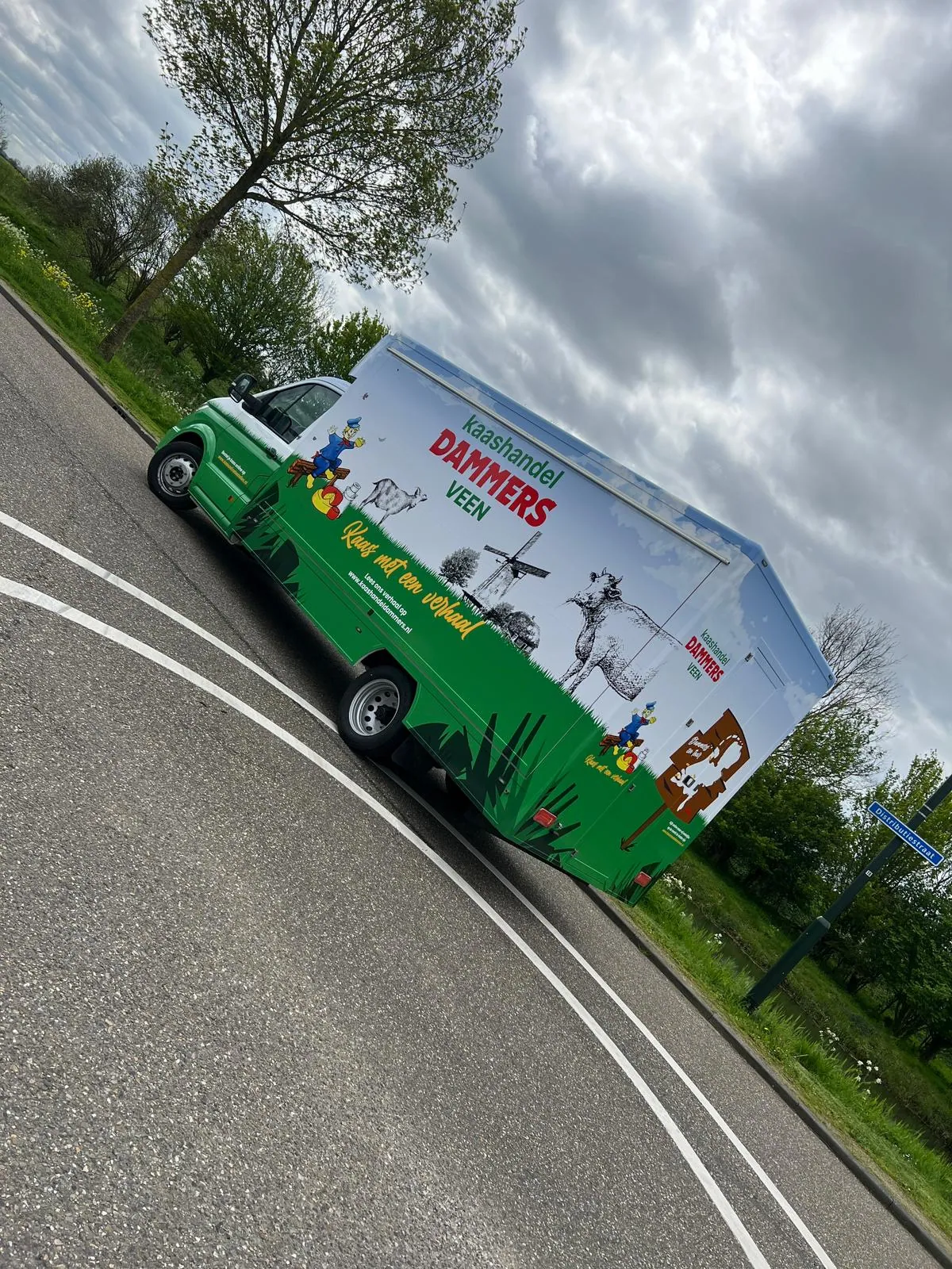 Een smakelijke full wrap voor Kaashandel Dammers, achterzijde en details in dezelfde stijl.