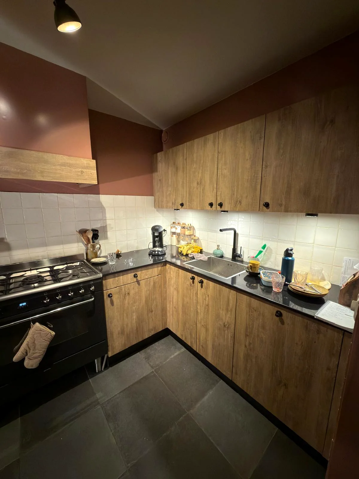 Hoek van de keuken met vernieuwde houtlookfronten