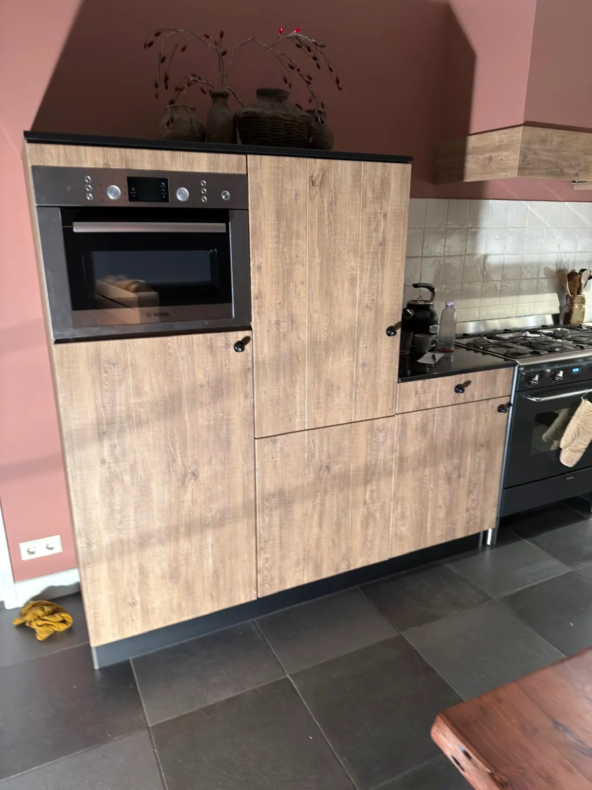 Hoge keukenkasten afgewerkt in warme houtlook