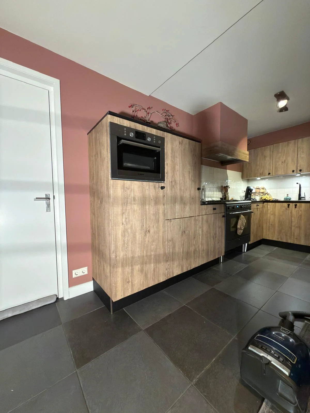 Na · complete keuken in warme houtlook