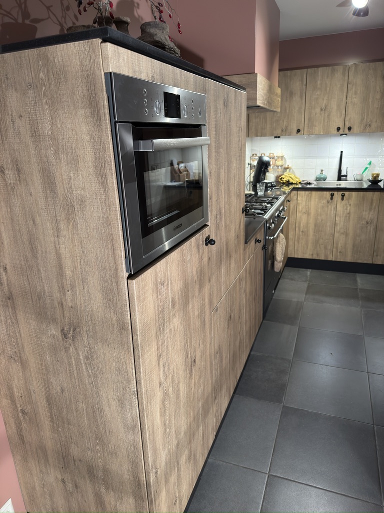 Hoge ovenkast na herstel en afwerking in houtlook
