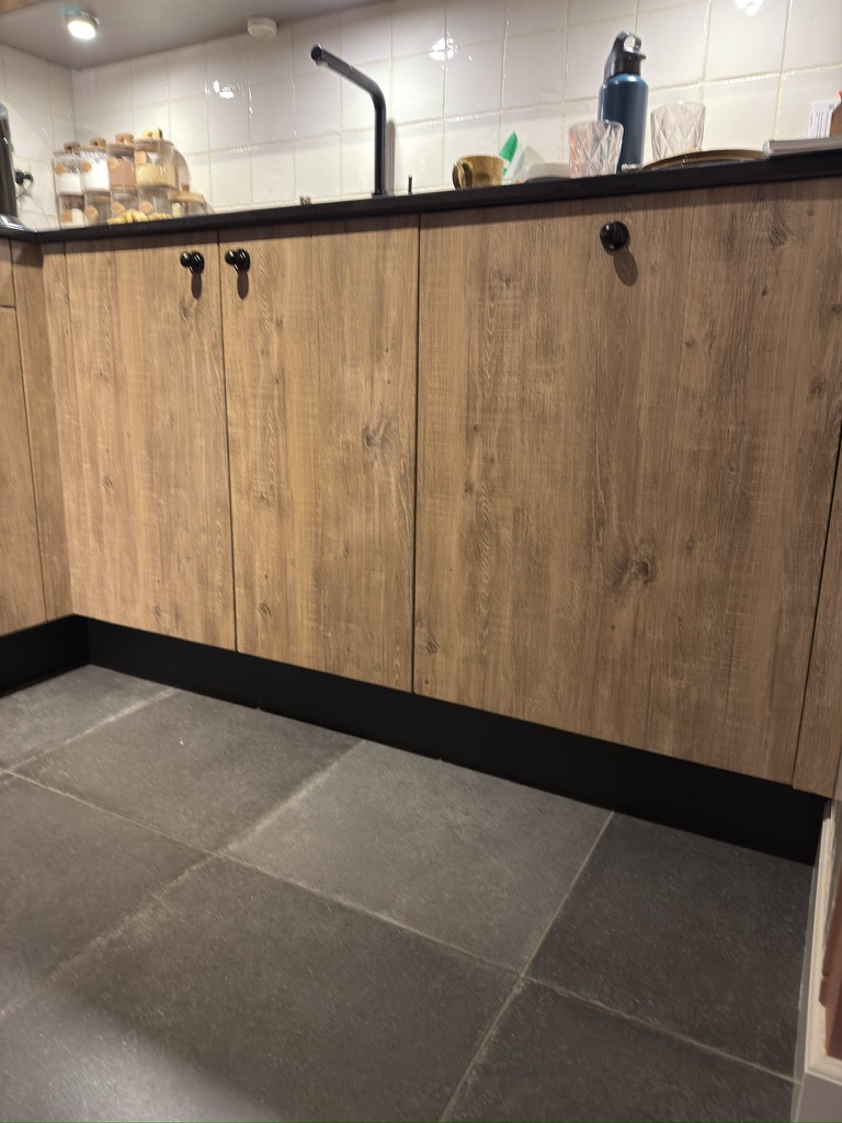 Onderkasten na herstel in warme houtlook