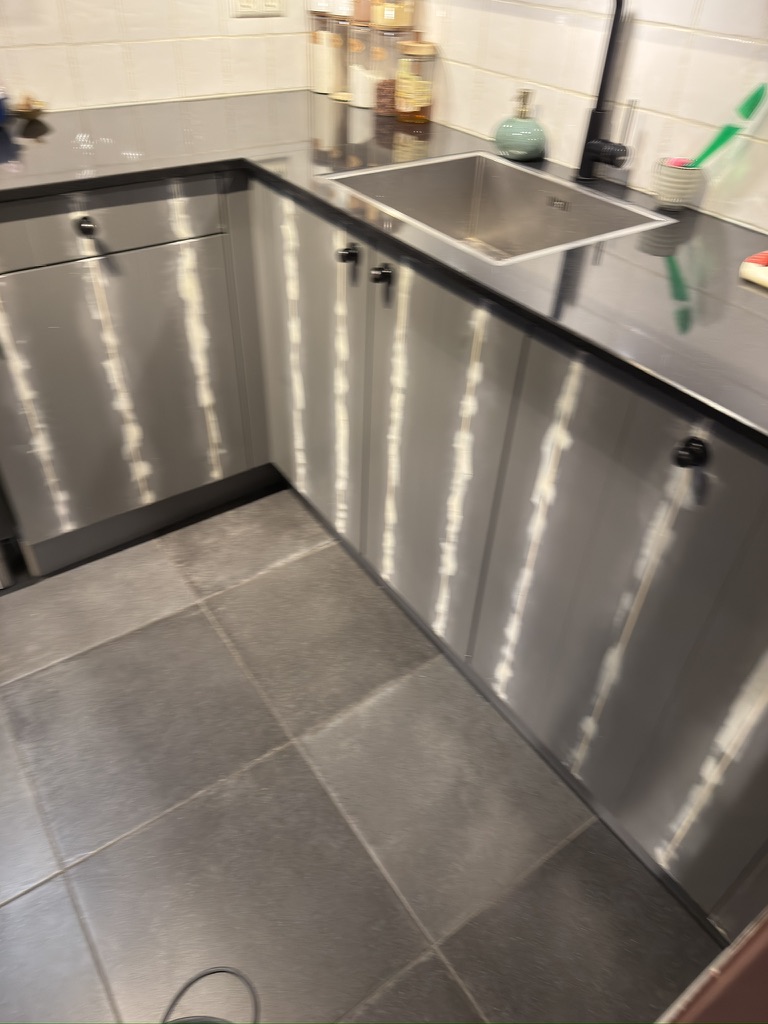 Detail van loslatende afwerking op grijze onderkasten