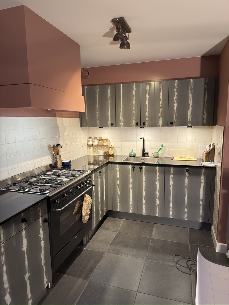 Complete keuken met beschadigde grijze fronten voor herstel