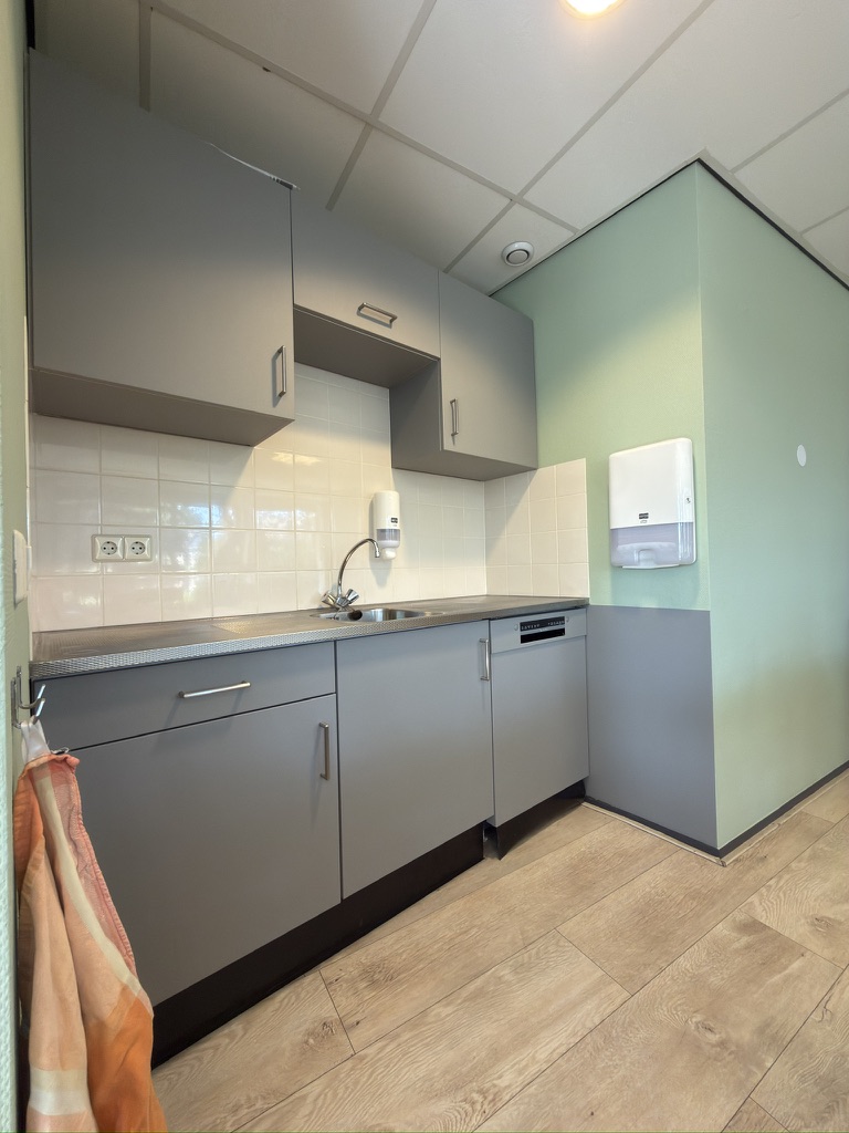 Grijze pantry na Re-Style vanuit een schuine hoek