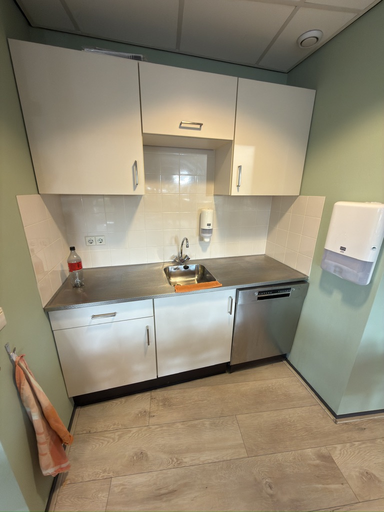Voor · compacte witte pantry