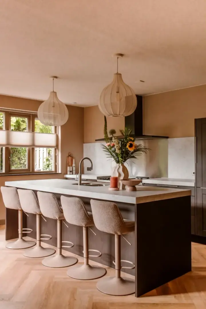 Keuken na een complete interieurwrap in donkere houtlook