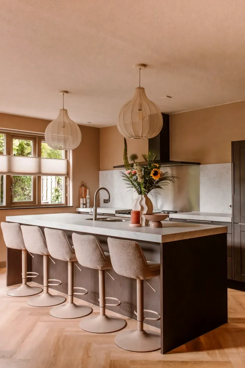 Keuken na een complete interieurwrap in donkere houtlook
