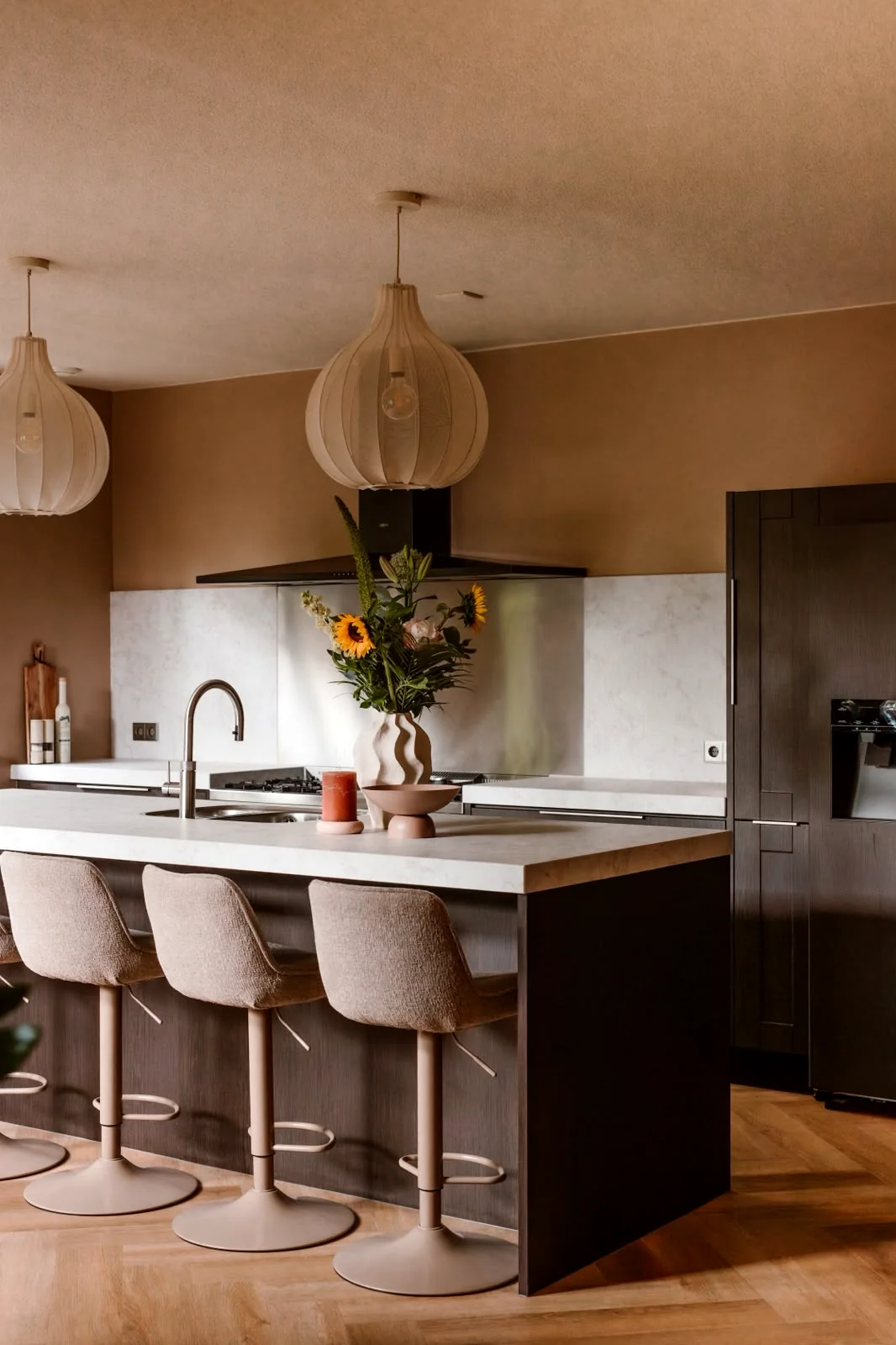 Detail van een echte keuken na Re-Style in een donkere houtlook