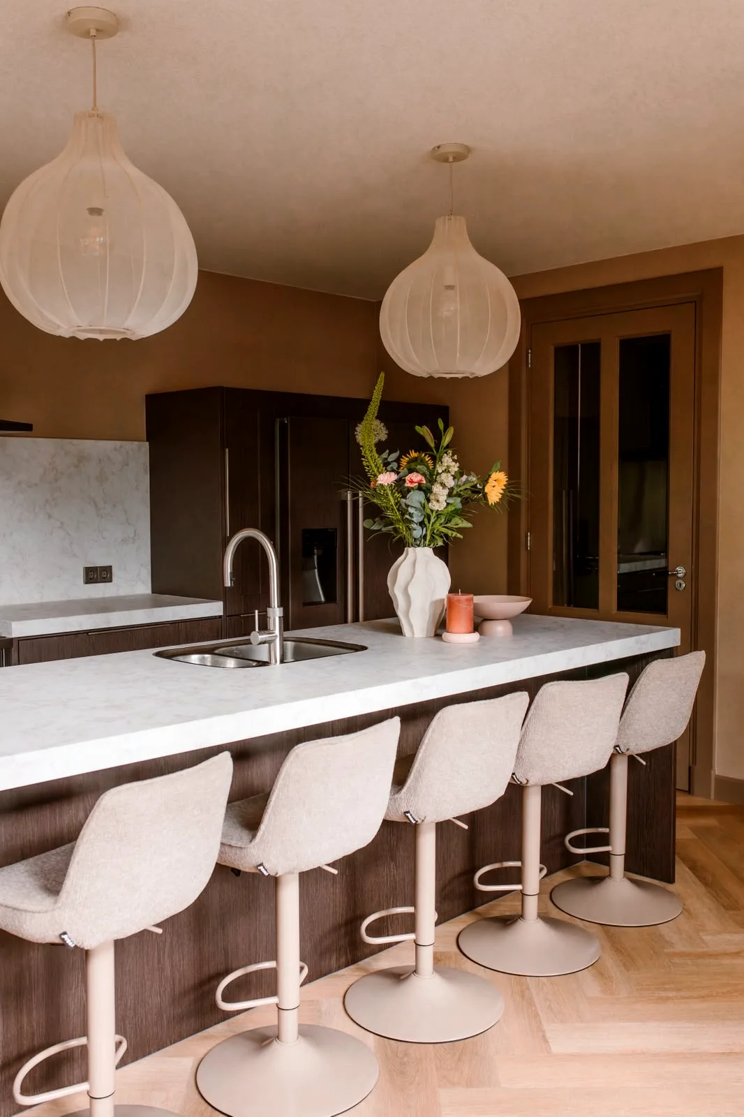 Na · het kookeiland in donkere houtlook