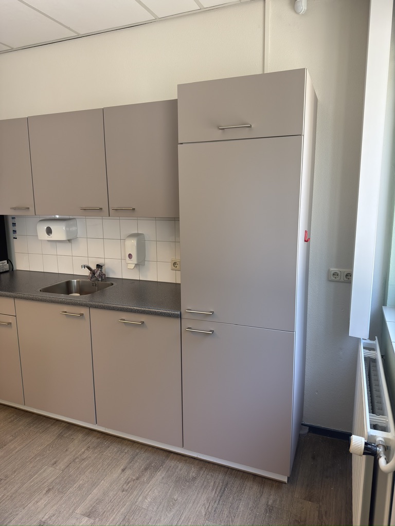 Hoge keukenkast na Re-Style in taupe