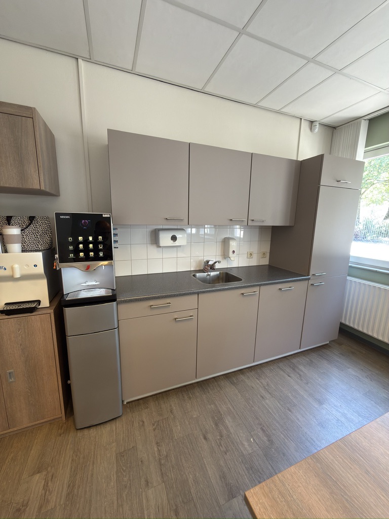 Na · complete taupe keuken