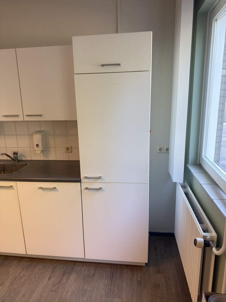 Voor · witte hoge kast