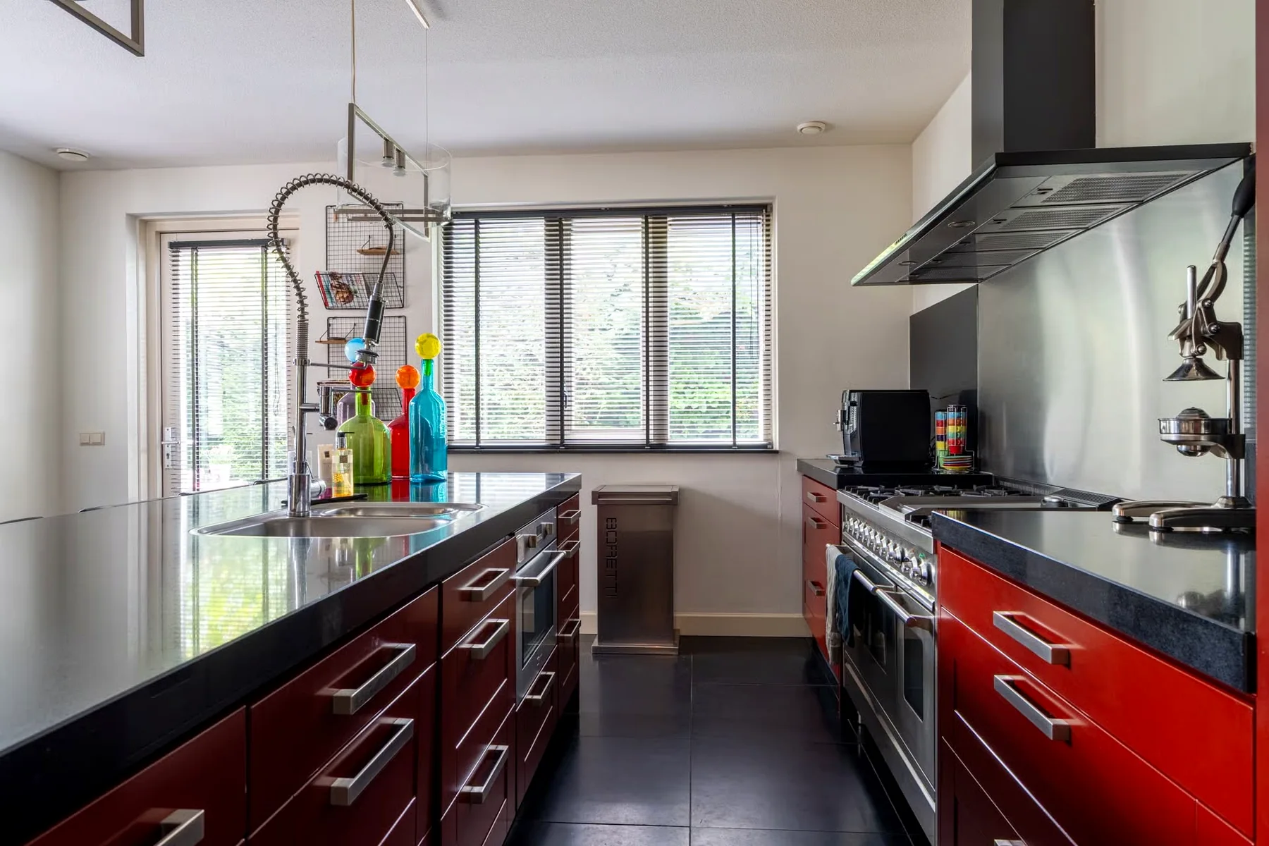 Voor · rode hoogglans keuken