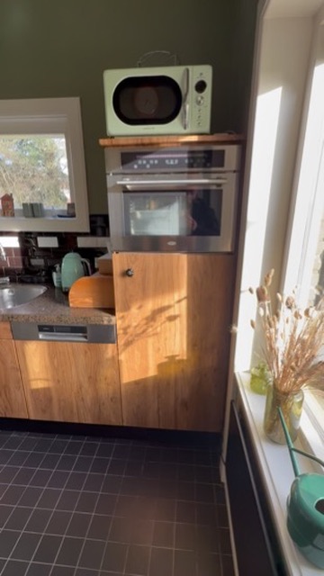 Hoge ovenkast met warme houtlook na de keukenwrap