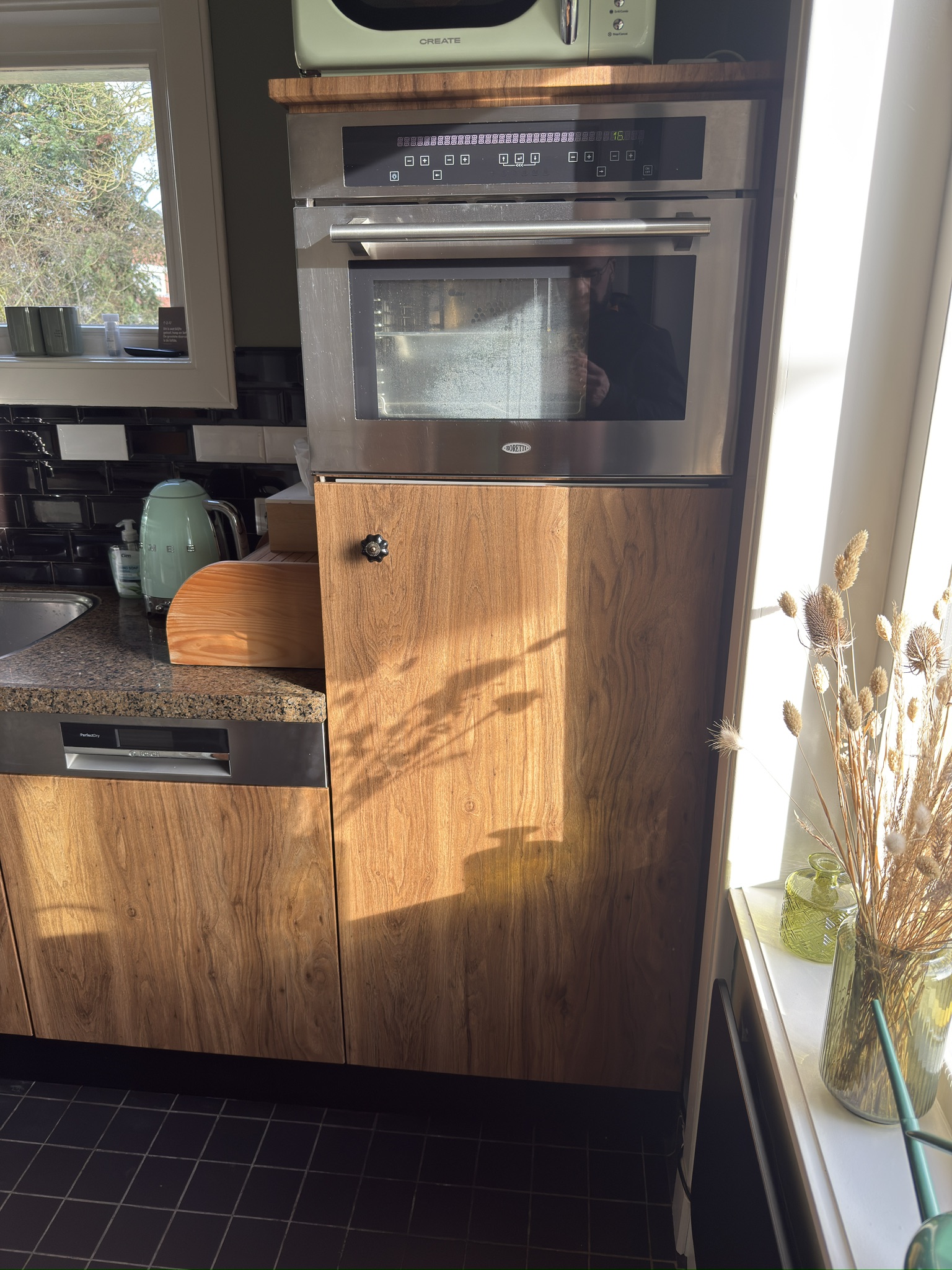 Na · hoge kast in houtlook