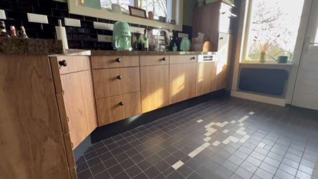 Overzicht van de keuken met vernieuwde houtlookfronten