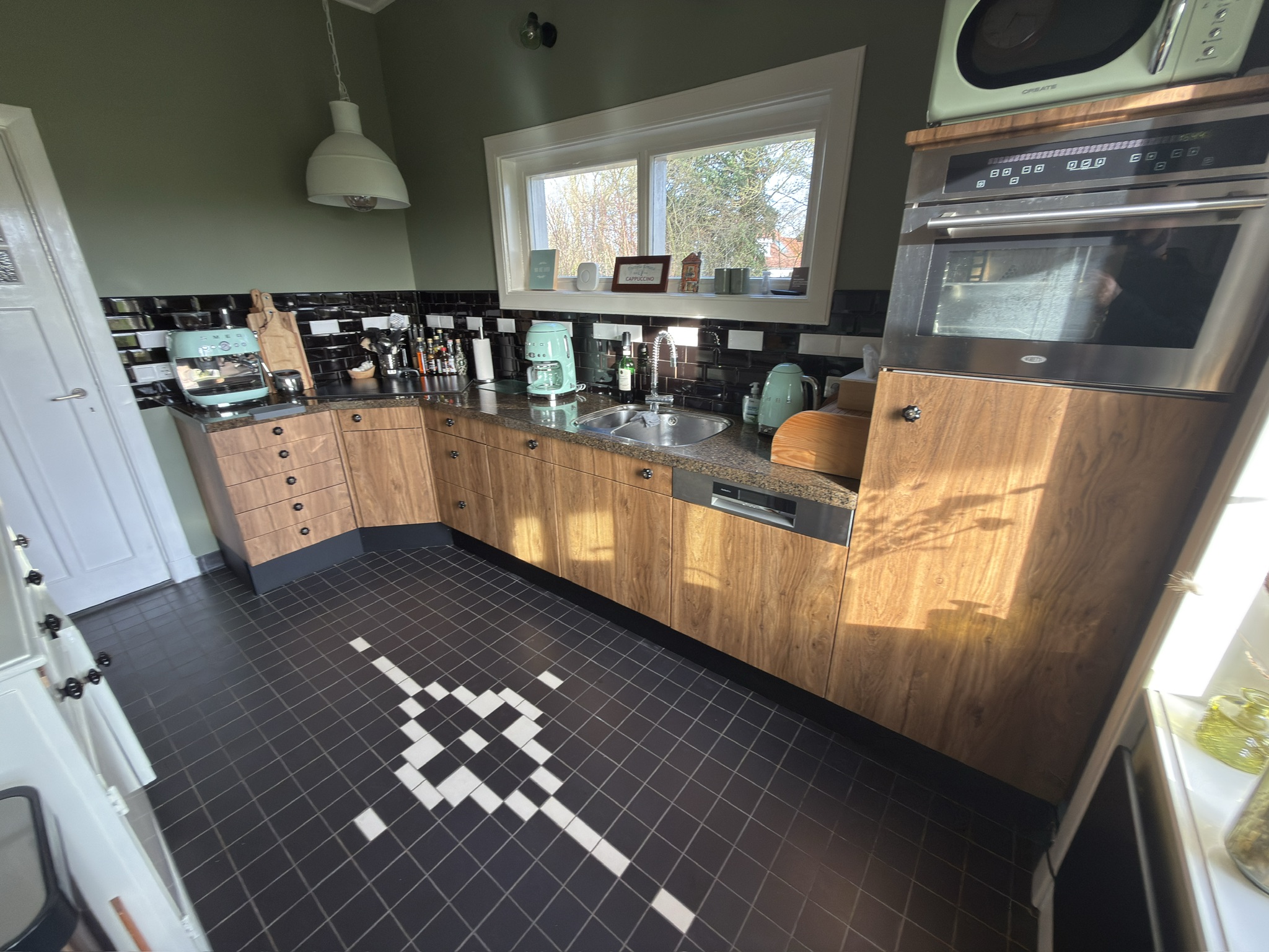 Totaalbeeld van de complete keuken in warme houtlook