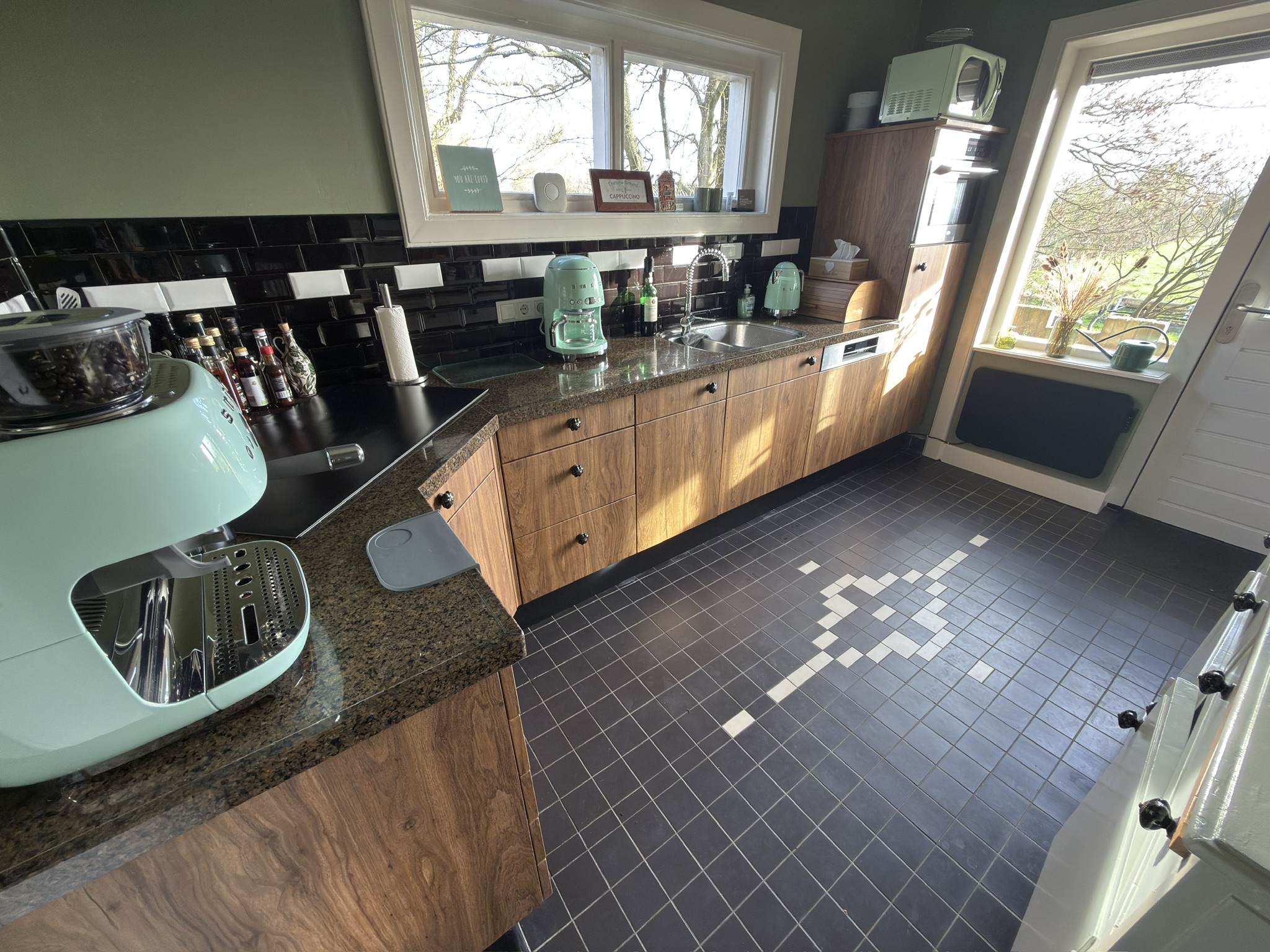 Werkzijde van de keuken met warme houtlookfronten