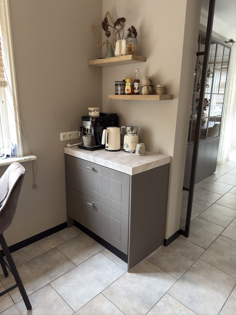 Koffiehoek met grijze fronten na Re-Style