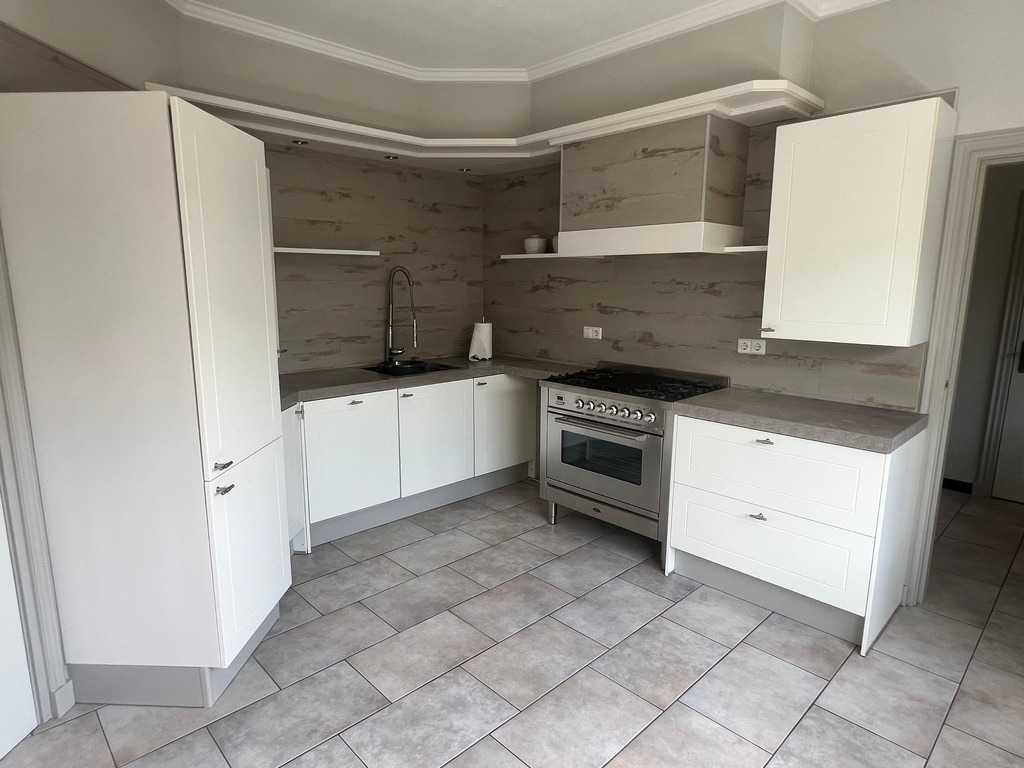 Witte keuken met grijze werkbladen in de oude situatie