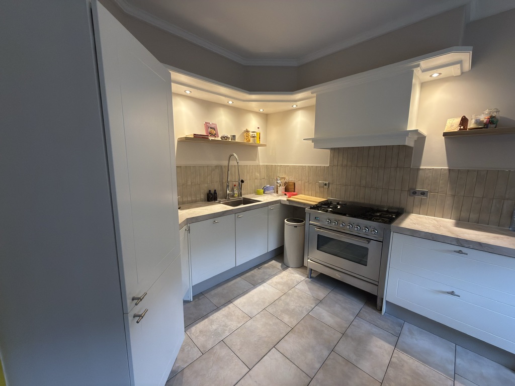 Voor · witte keuken met beschadigde fronten