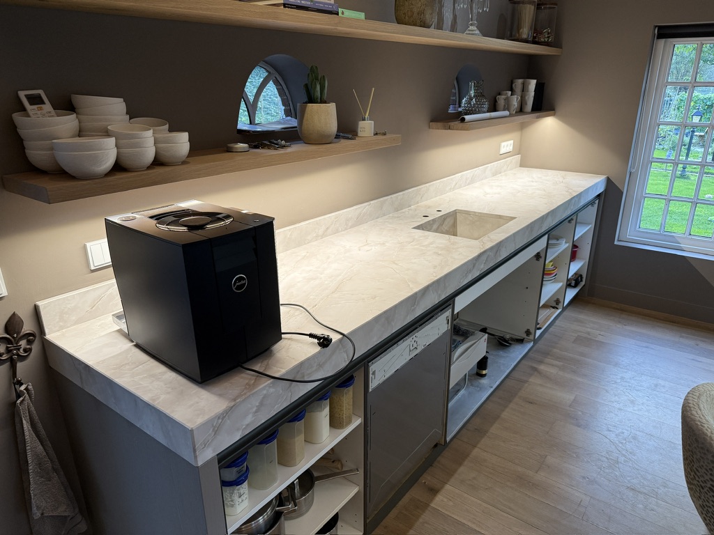 Keuken tijdens montage van het lichte marmerlook werkblad