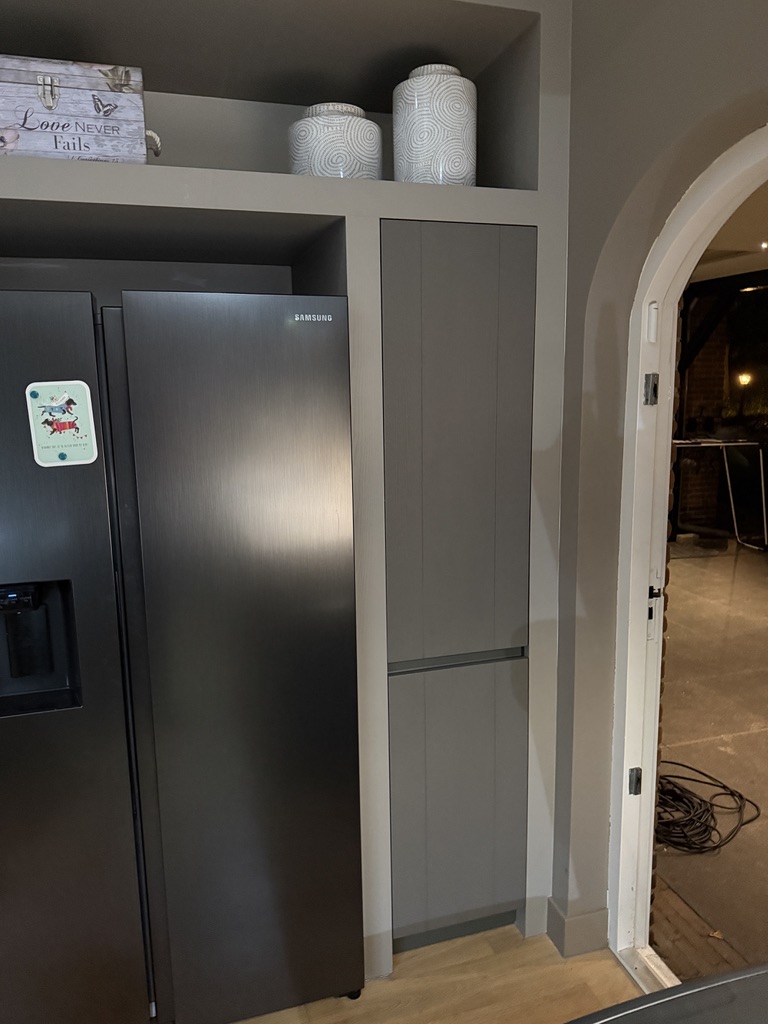 Koelkastkast na afwerking in grijze houtlook