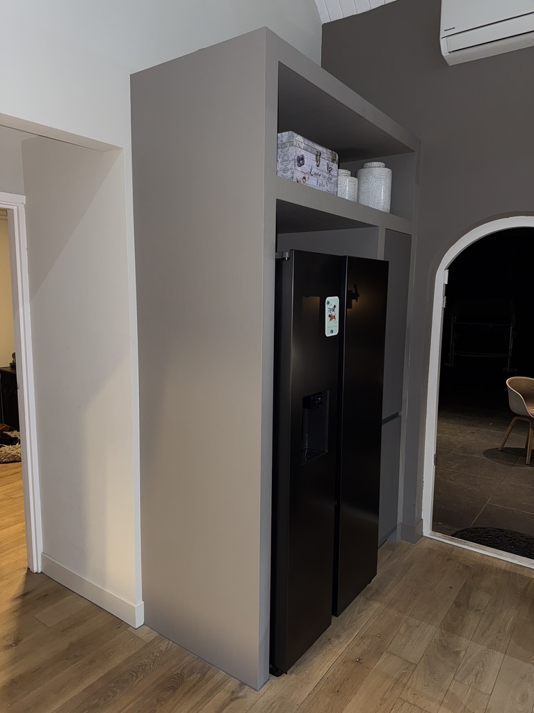 Koelkastombouw na restyle in grijze houtlook
