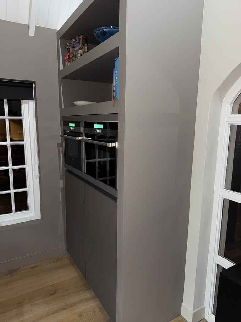 Ovenkast na afwerking in grijze houtstructuur