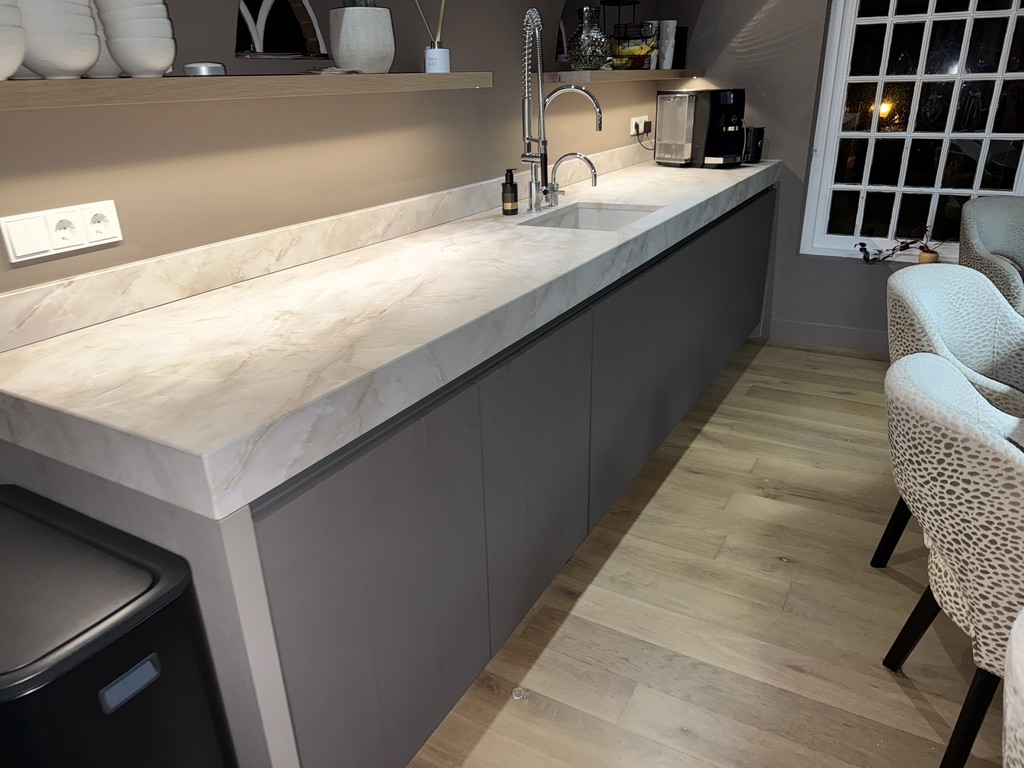 Totaalbeeld van de keuken na restyle in houtlook en marmerlook