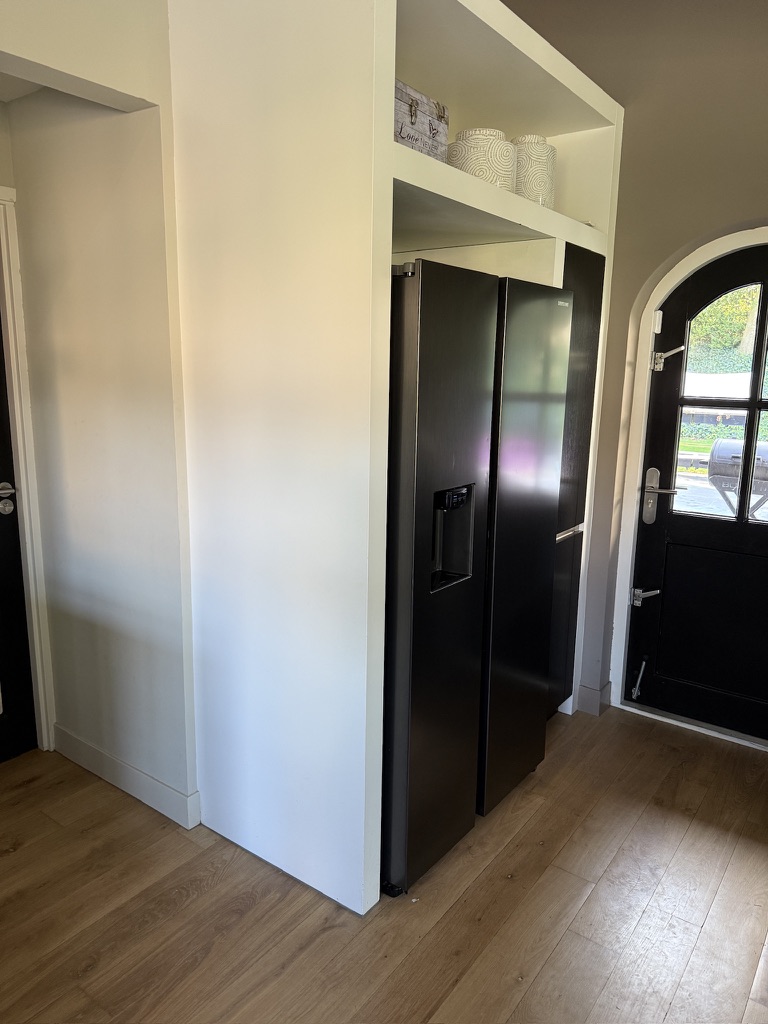 Witte koelkastombouw voor de keukenrestyle