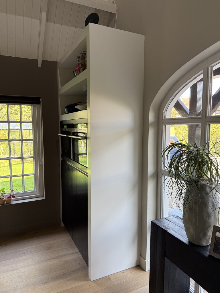 Witte zijkant van de ovenkast voor de restyle