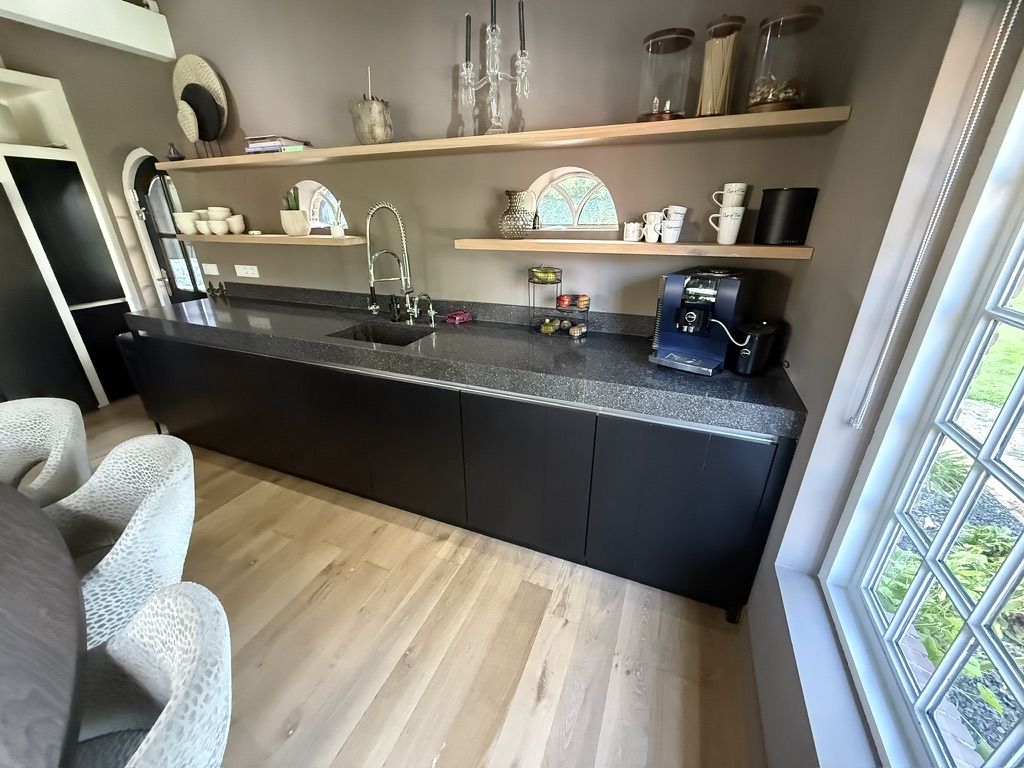 Dezelfde keuken vóór de Re-Style met donker werkblad en donkere spoelbak